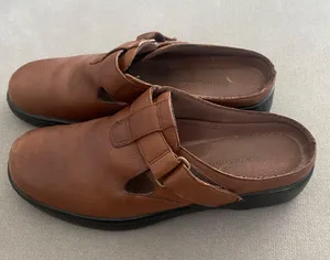 Worthington 8M Women’s Brown Leather Shoes Buckle Low Heels Slip On EUC thumbnail 3
