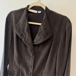 Dressbarn Olive Green Faux Suede Embroidered Blazer Jacket Size 12 Vintage Style thumbnail 4