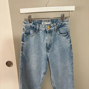 Zara High Rise Straight Leg Light Wash Mom Jeans thumbnail 3