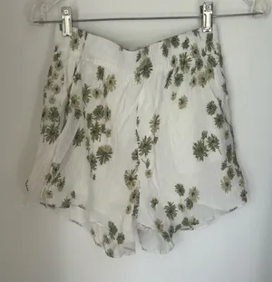 Abercrombie & Fitch Floral Smocked Waist Mini Shorts White Green Size S thumbnail 1