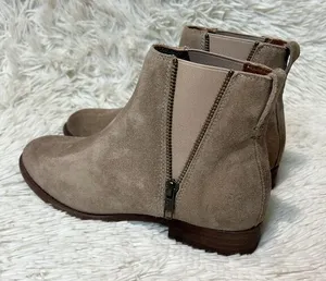 Frye‎ Carly Zip Chelsea Flat Boots Booties Ash Beige Suede Size 7.5 thumbnail 1
