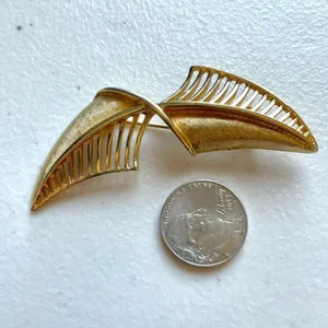 Vintage gold tone brooch thumbnail 10