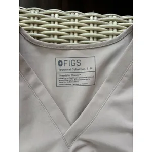FIGS Catarina One-Pocket Scrub Top Medium‎ hospital workwear nurse layered thumbnail 4