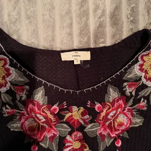 Entro Womens 1X Black‎ Waffle Knit Floral Embroidered Front Tie Knot Top thumbnail 3