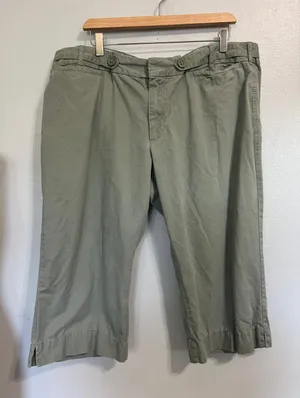 Old Navy Capri Pants Size 18 - Olive Green Curvy / Plus Size Women's thumbnail 1
