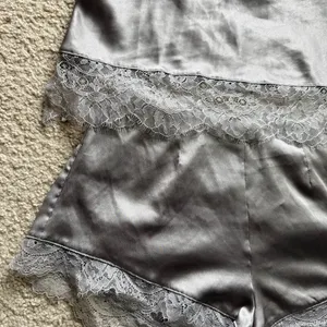 Victoria’s Secret Elegant Gray Lace Trim Sleepwear Set Size xs thumbnail 5