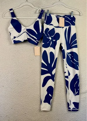 Wilo Leggings Set Small Blue Floral 2 Piece Built-In Bra Activewear NWT thumbnail 1
