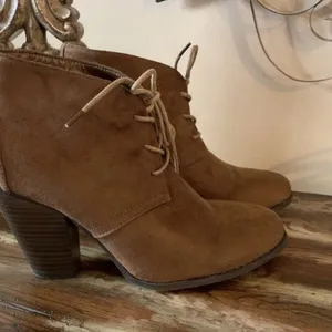Hot Tomato Women's Ankle Wedge Bootie Size 9 Brown thumbnail 2
