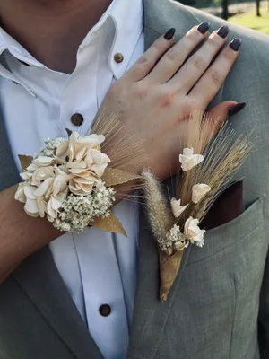 Corsage and boutonnière thumbnail 1