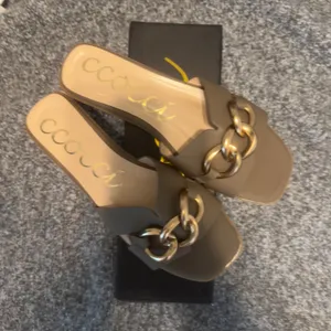 1505 | NEW! Ccocci Baylor Gold Chain Square Toe Slide Mule Sandals Mocha Women 8 thumbnail 7