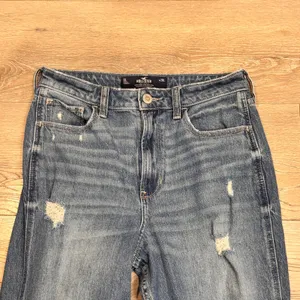 Hollister California‎ Ultra High Rise Mom Jean Distressed Medium Wash 6 L 28 L thumbnail 3