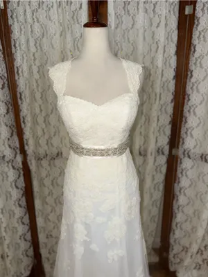 Gorgeous David’s Bridal Queen Anne Lace Overlay Wedding Gown thumbnail 4