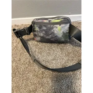 Lululemon everywhere belt bag hyper dye thumbnail 6