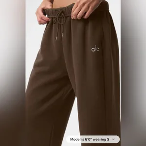 Alo Yoga NWT Accolade Straight Leg Sweatpants in Expresso Color Size S thumbnail 4