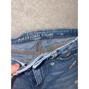 american eagle mom short‎ embroidered flower design 00 Cut Off thumbnail 3