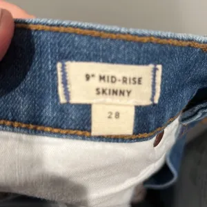 Madewell 9" Mid-Rise Skinny Jeans in Frankie Wash: Torn-Knee Edition thumbnail 16