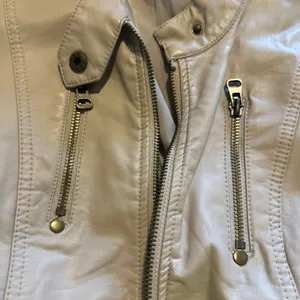 The Clothing Exchange Company 🧥 Cream Vegan Leather Jacket (Size Small) thumbnail 5