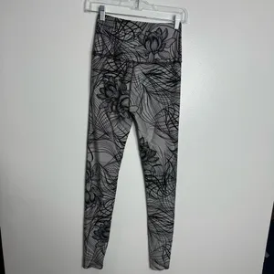 Beyond Yoga Flip It And Reverse It High Waisted Yoga Leggings Gray/Black thumbnail 5