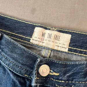 Free People Blue Maggie Whiskered Faded Cotton Cropped Raw Hem Jeans Size 26 thumbnail 8