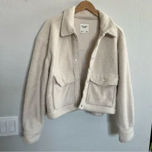 Abercrombie & Fitch Cropped Sherpa Boucle Teddy Jacket thumbnail 4