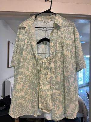 Green and white shirt/short set Size L thumbnail 2