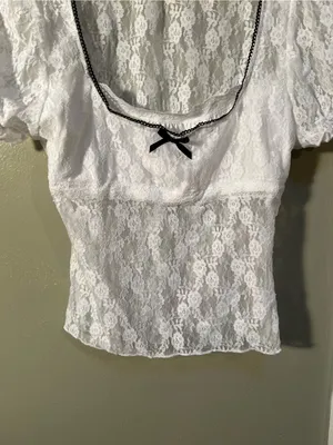 Women’s Sz Medium Short Sleeve Blouse White Lace Black Trim Bow Scoop Neck Sheer thumbnail 7
