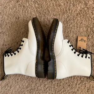 NWT Dr. Martens 1460 White Lace-Up Boots Womens size 9 thumbnail 5