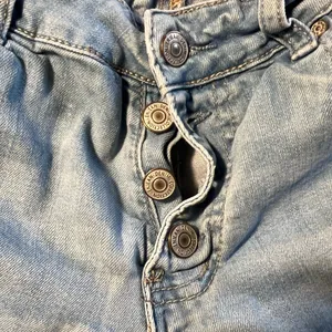 Distressed Denim Women's Jean Shorts Size Small Quad Buttons thumbnail 4