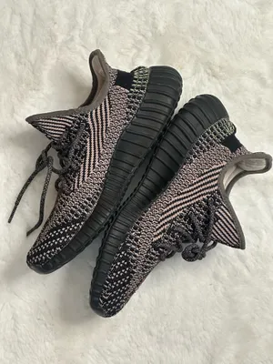 Yeezy 350 Boost V2 Adidas Sneakers Size 9 Men’s thumbnail 5