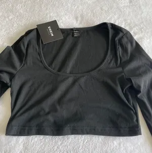 - Black Basic Scoop Neck Solid Long Sleeve Crop Top thumbnail 1