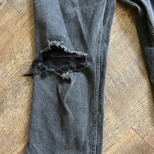 Abercrombie & Fitch Ankle Straight Ultra High Rise Distressed Black Jeans 32 14R thumbnail 3