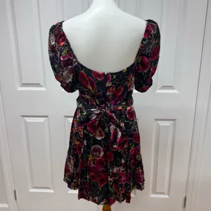 Alice and Olivia‎ Midnight Rose Floral Puff Sleeve With Lining- Size 6. thumbnail 4