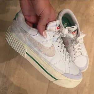 Nike sneakers thumbnail 1