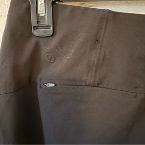 Lululemon In Power Mid Rise Crop 24" great condition. Black Sz 8 thumbnail 3