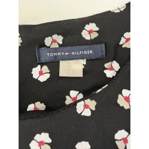 Tommy Hilfiger Black Floral Bell Sleeve Shift Dress Size 2 EUC‎ Career Chic thumbnail 4