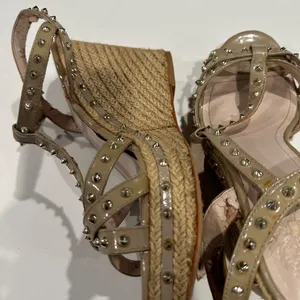 Vince Camuto Spiked, Tan, Patent Leather, Wedge Heels -‎ Size 7.5 thumbnail 1