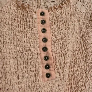 Gimmicks by BKE Light Peach Eyelet Smocked Stretch Henley Large‎ thumbnail 3