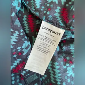 Patagonia Women's Blue and Red Patterned Ski Jacket thumbnail 10