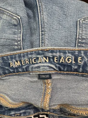 American Eagle Strigid Distressed Ripped Knees Mom Jeans Light Wash size 6 Short thumbnail 12