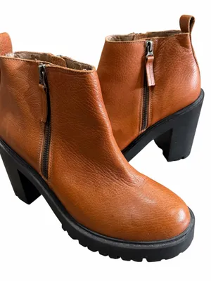 Paruolo Women’s Leather Ankle Boots Sz 39 Brown Lug Sole Block Heel Zip Booties thumbnail 1
