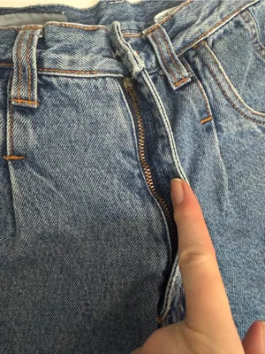 Vintage Bill Blass Denim Shorts High Rise Pockets Medium Wash Blue 90’s Y2K thumbnail 3