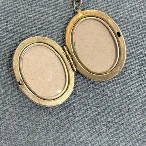 Vintage Fragonard Courting Couple Locket Necklace Oval Glass Engraved‎ Back thumbnail 3