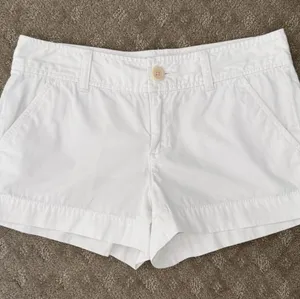 Lilly Pulitzer Solid White Flat Front Low Rise Chino Shorts 2 2.5 Inch Inseam thumbnail 1