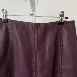 Free People sz 4 Purple‎ Faux Vegan Leather Mini Skirt Moto Plum Party Boho thumbnail 2