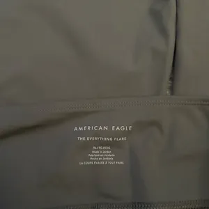 AMERICAN EAGLE The Everything Flare Pant Legging In Olive Green thumbnail 4