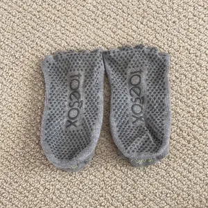 Toesox Half Toe Bellarina Grip Socks Size Medium Grey Barre Pilates Yoga EUC thumbnail 5