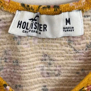 Hollister Womens Mustard Yellow Floral Waffle Knit Ruched V-Neck‎ Top Medium thumbnail 2