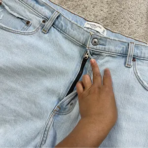 Abercrombie & Fitch Curve Love The Dad Short High Rise Cuff Hem Light Wash 34/18 thumbnail 8