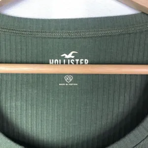 Hollister Hunter Green Ribbed Button Down Front Short‎ Sleeve T-Shirt XS thumbnail 3