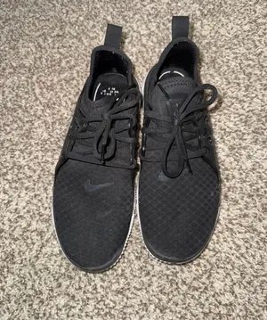 Women’s Nike Sneakers thumbnail 2